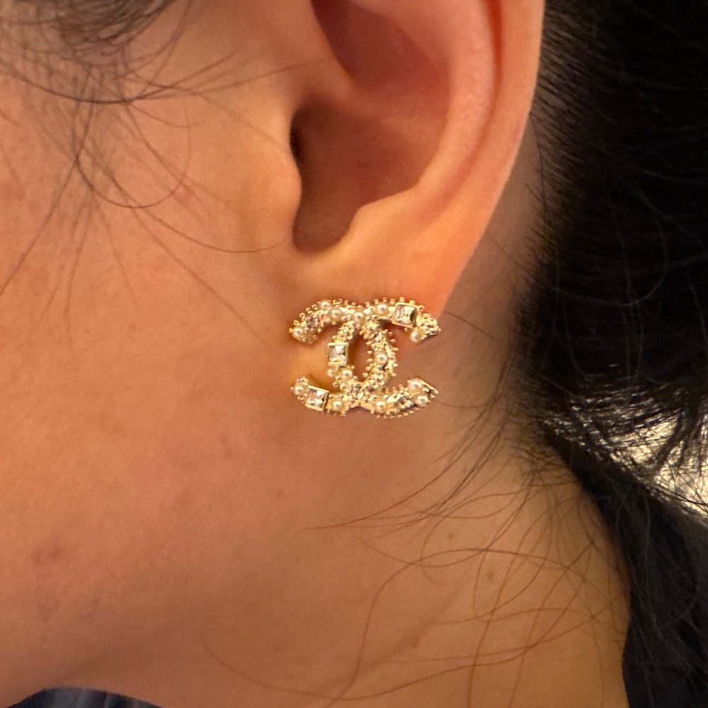 Brand New Classic Chanel CC Logo Crystal Embellished Pearl Earrings - Picture 2 of 3